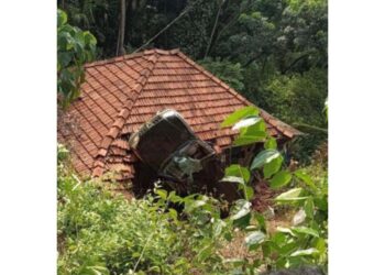 ಮನೆಯ ಮೇಲೆ ಬಿದ್ದ ಕಾರು ..!!!