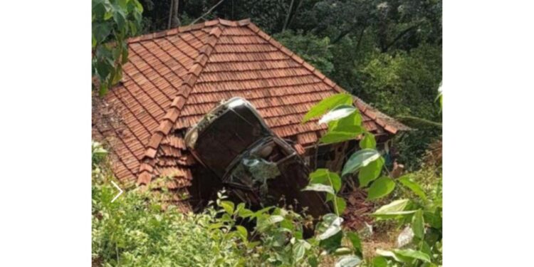 ಮನೆಯ ಮೇಲೆ ಬಿದ್ದ ಕಾರು ..!!!