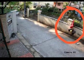 ಕಾರು ಗುದ್ದಿದ ರಭಸಕ್ಕೆ ಕಾಂಪೌಂಡ್​ ಮೇಲೆ ನೇತಾಡಿದ ಮಹಿಳೆ: ಎದೆ ಝಲ್​ ಎನಿಸುವ ದೃಶ್ಯ..!!