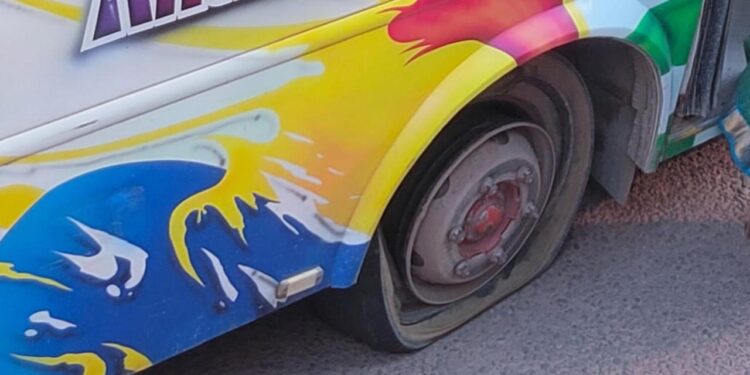 ಪುತ್ತೂರು: ಚಲಿಸುತ್ತಿರುವಾಗಲೇ ಬಸ್‌ನ ಟಯರ್ ಸ್ಪೋಟ – ತಪ್ಪಿದ ಅನಾಹುತ…!!!