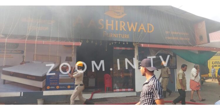 ಪುತ್ತೂರು: ಫರ್ನಿಚರ್ ಮಳಿಗೆಗೆ ಬೆಂಕಿ…!!!