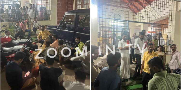 ವೈದ್ಯಾಧಿಕಾರಿ ಮೇಲೆ ಹಲ್ಲೆ ಪ್ರಕರಣ: ಆರೋಪಿಯನ್ನು ಬಂಧಿಸುವಂತೆ ಠಾಣೆಯ ಮುಂದೆ ಪ್ರತಿಭಟನೆ…!!!!!