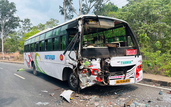 ಉಳ್ಳಾಲ : ರಸ್ತೆಯುದ್ದಕ್ಕೂ ಆವರಿಸಿದ ಹೊಗೆ – ಬಸ್ಸುಗಳೆರಡರ ನಡುವೆ ಮುಖಾಮುಖಿ ಡಿಕ್ಕಿ..!!