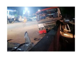 ನೆಲ್ಯಾಡಿ: ಡಿವೈಡರ್‌ಗೆ ಬಸ್‌ಡಿಕ್ಕಿ- 13 ಪ್ರಯಾಣಿಕರಿಗೆ ಗಾಯ..!!