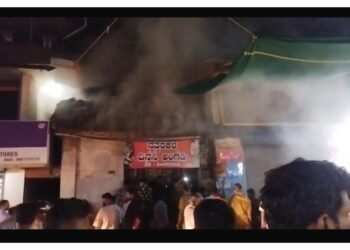 ದೇವರಿಗೆ ಇಟ್ಟ ಅಗರಬತ್ತಿ : ವಿಟ್ಲದ ಹೃದಯ ಭಾಗದ ದಿನಸಿ ಅಂಗಡಿಯಲ್ಲಿ ಬೆಂಕಿ : ಸ್ಥಳೀಯ ಯುವಕನ ಸಮಯಪ್ರಜ್ಞೆ.. ತಪ್ಪಿದ ಭಾರಿ ದುರಂತ…!!!!