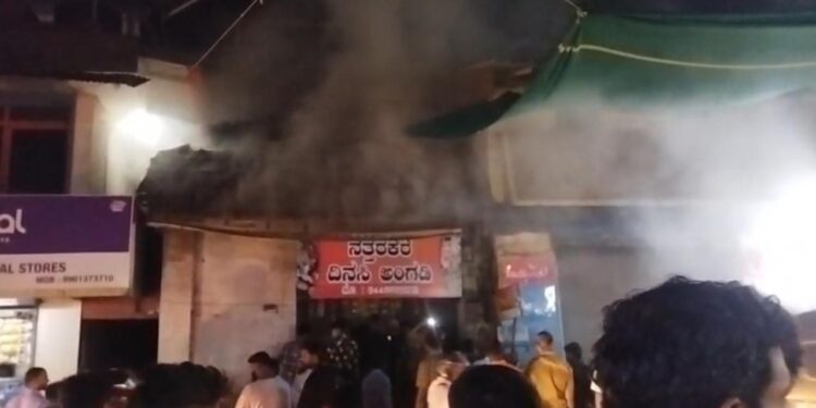 ದೇವರಿಗೆ ಇಟ್ಟ ಅಗರಬತ್ತಿ : ವಿಟ್ಲದ ಹೃದಯ ಭಾಗದ ದಿನಸಿ ಅಂಗಡಿಯಲ್ಲಿ ಬೆಂಕಿ : ಸ್ಥಳೀಯ ಯುವಕನ ಸಮಯಪ್ರಜ್ಞೆ.. ತಪ್ಪಿದ ಭಾರಿ ದುರಂತ…!!!!