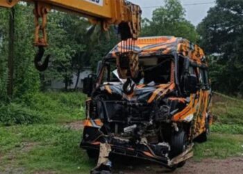 ಕಂಟೈನರ್‌ ಲಾರಿಗೆ ಟೆಂಪೋ ಟ್ರಾವೆಲರ್ ಢಿಕ್ಕಿ : 15 ಜನರಿಗೆ ಗಾಯ