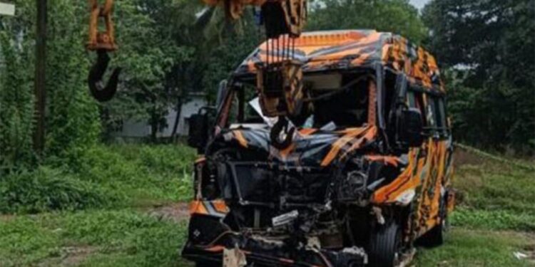 ಕಂಟೈನರ್‌ ಲಾರಿಗೆ ಟೆಂಪೋ ಟ್ರಾವೆಲರ್ ಢಿಕ್ಕಿ : 15 ಜನರಿಗೆ ಗಾಯ