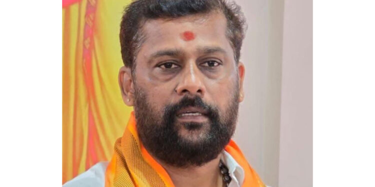 ಮಂಗಳೂರು : ಬಜರಂಗದಳ ಮುಖಂಡ ಶರಣ್ ಪಂಪ್ವೆಲ್ ರನ್ನು ವಶಕ್ಕೆ ಪಡೆದ ಪೊಲೀಸರು..!!!