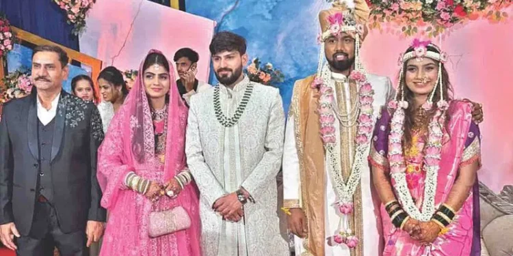 ಮಳೆಯಿಂದ ಅಡ್ಡಿ – ಒಂದೇ ವೇದಿಕೆಯಲ್ಲಿ ನೆರವೇರಿತು ಹಿಂದೂ-ಮುಸ್ಲಿಂ ಜೋಡಿಯ ವಿವಾಹ..!!