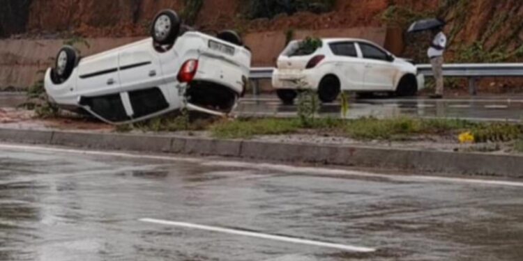 ಪೆರ್ನೆ: ಚಾಲಕನ ನಿಯಂತ್ರಣ ತಪ್ಪಿ ಕಾರು ಪಲ್ಟಿ..!!!!