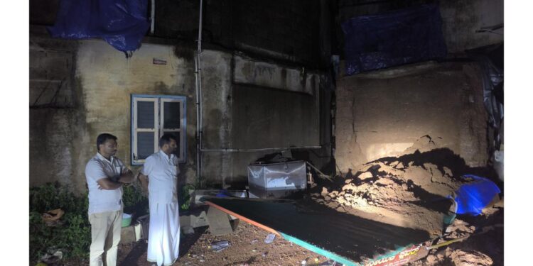 ಮಹಿಳಾ ಪೊಲೀಸ್ ಠಾಣೆ ಬಳಿಯ ಕಟ್ಟಡದ ಗೋಡೆಕುಸಿತ…!!!