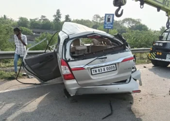 ಡಿವೈಡರ್​ಗೆ ಕಾರು ಡಿಕ್ಕಿ: ಪೊಲೀಸ್ ಇಲಾಖೆಯಲ್ಲಿ ಸೇವೆ ಸಲ್ಲಿಸ್ತಿದ್ದ ವ್ಯಕ್ತಿ ಸೇರಿ ಮೂವರು ಸಾವು..!!