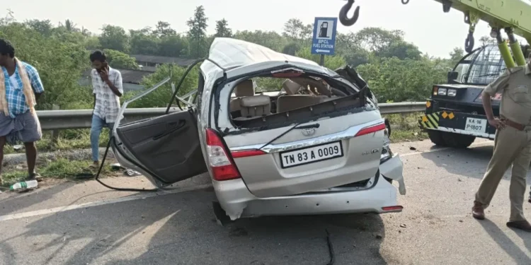 ಡಿವೈಡರ್ಗೆ ಕಾರು ಡಿಕ್ಕಿ: ಪೊಲೀಸ್ ಇಲಾಖೆಯಲ್ಲಿ ಸೇವೆ ಸಲ್ಲಿಸ್ತಿದ್ದ ವ್ಯಕ್ತಿ ಸೇರಿ ಮೂವರು ಸಾವು..!!