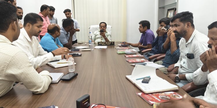 ಭಾರೀ ಮಳೆಗೆ ಹಲವೆಡೆ ವಿದ್ಯುತ್ ವ್ಯತ್ಯಯ; ಮೆಸ್ಕಾಂ ಇಲಾಖೆ ಸಭೆ : ಕಂಬ ಮುರಿದು ಬಿದ್ದರೆ 24 ಗಂಟೆಯೊಳಗೆ ಸರಿಪಡಿಸಿ: ಶಾಸಕ ಅಶೋಕ್ ರೈ ಸೂಚನೆ…!!