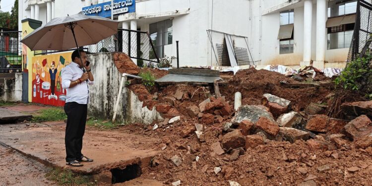 ಭಾರೀ ಮಳೆಯ ಹಿನ್ನೆಲೆ ಅಧಿಕಾರಿಗಳು ಅಲರ್ಟ್ ಆಗಿರುವಂತೆ ಶಾಸಕ ಅಶೋಕ್ ರೈ ಸೂಚನೆ…!!!