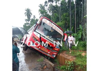 ಚಾಲಕನ ನಿಯಂತ್ರಣ ತಪ್ಪಿ ಚರಂಡಿಗೆ ಬಿದ್ದ ಬಸ್ ..!!!
