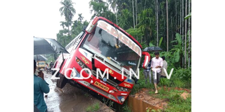 ಚಾಲಕನ ನಿಯಂತ್ರಣ ತಪ್ಪಿ ಚರಂಡಿಗೆ ಬಿದ್ದ ಬಸ್ ..!!!