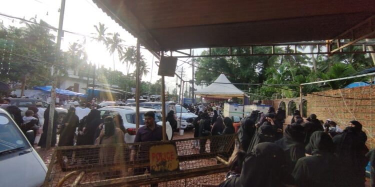 ಕೂರತ್ ತಂಞಳ್ ಉರೂಸ್ ಮಹಾ ಅನ್ನದಾನದ ವೇಳೆ ನೂಕುನುಗ್ಗಲು- ಕೆಲವರು ಅಸ್ವಸ್ಥ..!!