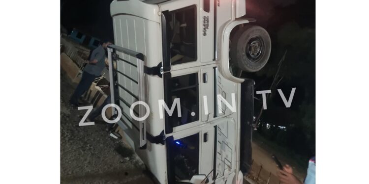 ನಾಯಿ ಅಡ್ಡ ಬಂದ ಪರಿಣಾಮ ಕಾರು ಪಲ್ಟಿ…!!!!