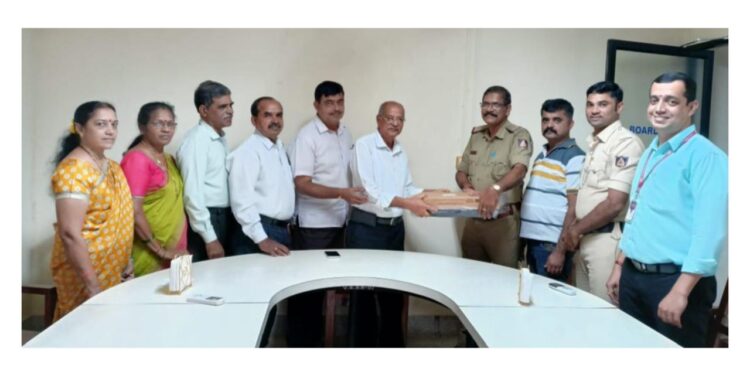 ವಿಟ್ಲ ಗ್ರಾಮೀಣ ಸಹಕಾರಿ ಬ್ಯಾಂಕಿನ ವತಿಯಿಂದ ವಿಟ್ಲ ಆರಕ್ಷಕ ಠಾಣೆಗೆ ಲ್ಯಾಪ್ಟಾಪ್ ವಿತರಣೆ…!!