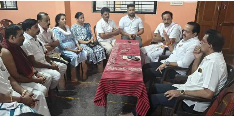 ಪುತ್ತೂರು : ಶ್ರೀ ಮಹಾಲಿಂಗೇಶ್ವರ ದೇವಾಲ️ಯದ ಅಭಿವೃದ್ಧಿ ಸಂಬಂಧಿತ ಸಭೆ : ಅಯ್ಯಪ್ಪ ಗುಡಿ, ನವಗ್ರಹ ಗುಡಿ, ನಾಗನ ಸಾನಿಧ್ಯ ಸ್ಥಳಾಂತರಕ್ಕೆ ಪ್ರಶ್ನಾ ಚಿಂತನೆ..!!!