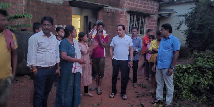 ಒಂದು ವಾರದ ಭಾರೀ ಮಳೆಗೆ ಪುತ್ತೂರು ವಿಧಾನಸಭಣಾ ಕ್ಷೇತ್ರದಲ್ಲಿ 120 ಕ್ಕೂ ಹೆಚ್ಚಿನ ಕಡೆಗಳಲ್ಲಿ ಧರೆಕುಸಿತ :ಪರಿಹಾರ ಕೊಡಿಸುವ ಬಗ್ಗೆ ಮುಖ್ಯಮಂತ್ರಿಯನ್ನು ಭೇಟಿಯಾಗುವೆ; ಶಾಸಕ ಅಶೋಕ್ ರೈ