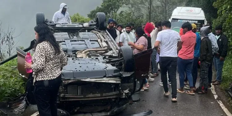 ಮುಳ್ಳಯ್ಯನಗಿರಿ ತಪ್ಪಲಿನಲ್ಲಿ ಭಾರೀ ಮಳೆ – ದತ್ತಪೀಠದಲ್ಲಿ ಕಾರು ಪಲ್ಟಿ, ತಪ್ಪಿದ ಭಾರೀ ಅನಾಹುತ..!!