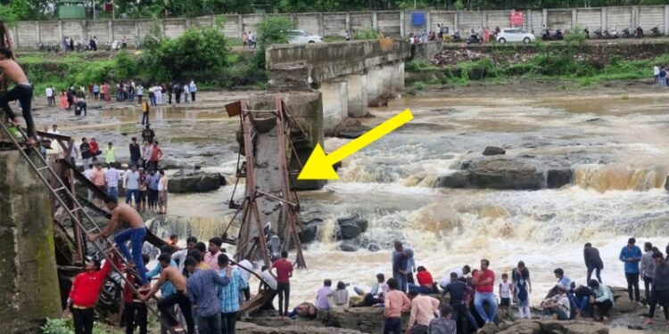 ಸೇತುವೆ ಮೇಲೆ ನಿಂತು ನೋಡುವಾಗಲೇ ನದಿಗೆ ಬಿದ್ದ ಬ್ರಿಡ್ಜ್.. ಇಬ್ಬರು ನಿಧನ, ಕಾಣೆ ಆದವರಿಗಾಗಿ ಹುಡುಕಾಟ.!!