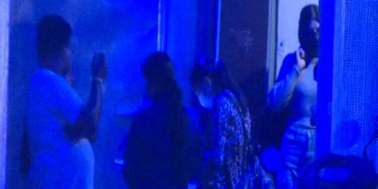 ಬೆಂಗಳೂರಿನ 17ಕ್ಕೂ ಹೆಚ್ಚು ಡ್ಯಾನ್ಸ್‌ ಬಾರ್‌ಗಳ ಮೇಲೆ ಪೊಲೀಸರ ದಿಢೀರ್‌ ದಾಳಿ..!!