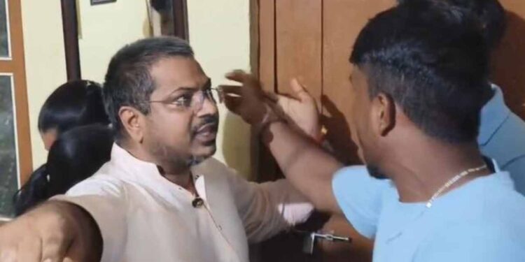 ಮಹಿಳೆಯೊಂದಿಗೆ ಇರುವಾಗಲೇ ಸಿಕ್ಕಬಿದ್ದ ಸ್ವಾಮೀಜಿ, ರಾತ್ರೋರಾತ್ರಿ ಮಠದಿಂದ ಓಡಿಸಿದ ಗ್ರಾಮಸ್ಥರು…!!!