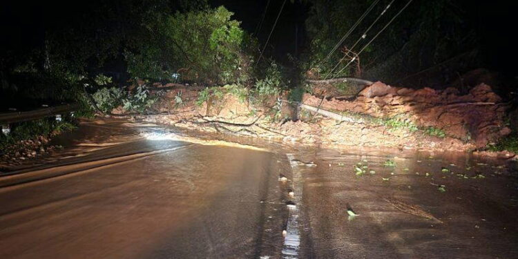 ಮಾರನಹಳ್ಳಿಯಲ್ಲಿ ಗುಡ್ಡ ಕುಸಿತ : ಶಿರಾಡಿ ಘಾಟ್ ರಸ್ತೆಯಲ್ಲಿ ವಾಹನ ಸಂಚಾರ ಬಂದ್..!!
