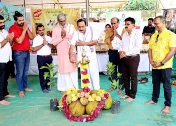ಮೂರು ದಿನ ನಡೆಯಲಿರುವ 7ನೇ ವರ್ಷದ ಹಲಸು – ಹಣ್ಣು ಮೇಳಕ್ಕೆ ವಿದ್ಯುಕ್ತ ಚಾಲನೆ | ಮುಂದಿನ ವರ್ಷ ಜಿಲ್ಲಾ ಮಟ್ಟದ ಮೇಳ ನಡೆಯುವಂತಾಗಲಿ: ಈಶ್ವರ ಭಟ್ ಪಂಜಿಗುಡ್ಡೆ