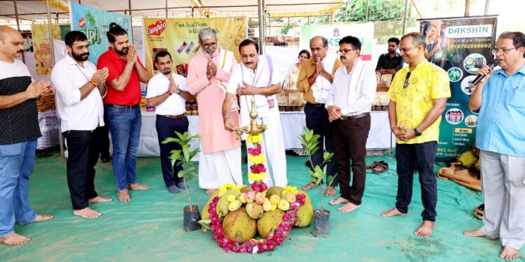ಮೂರು ದಿನ ನಡೆಯಲಿರುವ 7ನೇ ವರ್ಷದ ಹಲಸು – ಹಣ್ಣು ಮೇಳಕ್ಕೆ ವಿದ್ಯುಕ್ತ ಚಾಲನೆ | ಮುಂದಿನ ವರ್ಷ ಜಿಲ್ಲಾ ಮಟ್ಟದ ಮೇಳ ನಡೆಯುವಂತಾಗಲಿ: ಈಶ್ವರ ಭಟ್ ಪಂಜಿಗುಡ್ಡೆ