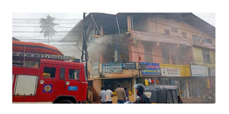 ಪುತ್ತೂರು: ಅಂಗಡಿಯೊಂದರಲ್ಲಿ ಬೆಂಕಿ ಅವಘಡ: ಅಗ್ನಿ ಶಾಮಕ ದಳ ಸ್ಥಳಕ್ಕೆ..!!!