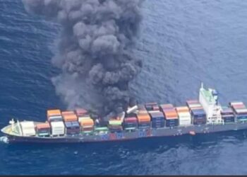 ಹಡಗಿನಲ್ಲಿ ಭಾರೀ ಬೆಂಕಿ ಅವಘಡ: ನೌಕಾ ಪಡೆಯಿಂದ ರಕ್ಷಣೆ: ನಾಲ್ವರು ಕಾಣೆ..!!!!