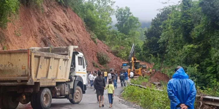 ಗುಡ್ಡ ಕುಸಿತ: ಶೃಂಗೇರಿ-ಮಂಗಳೂರು ರಸ್ತೆ ಸಂಚಾರ ಬಂದ್, ಪರ್ಯಾಯ ಮಾರ್ಗಗಳು ಹೀಗಿವೆ..!