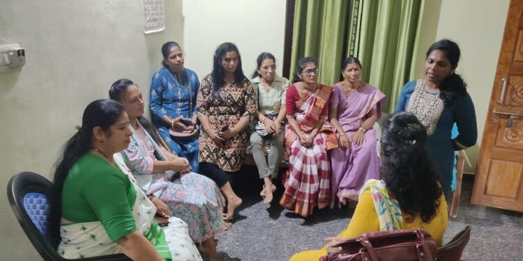 ಪುತ್ತೂರು : ಸಂತ್ರಸ್ಥೆ ಮನೆಗೆ ಮಂಗಳೂರಿನ ಮಹಿಳಾ ಸಂಘಟನೆಗಳ ನಿಯೋಗ ಭೇಟಿ..!!
