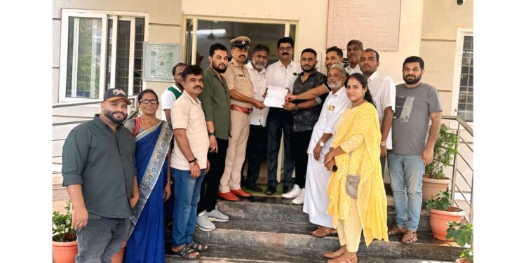 ಪುತ್ತೂರು ಹಿಂಜಾವೇ ಪ್ರತಿಭಟನೆಯಲ್ಲಿ ಶಾಸಕರ ನಿಂದನೆ : ಉಪ್ಪಿನಂಗಡಿ ಬ್ಲಾಕ್ ನಿಂದ ಪೊಲೀಸರಿಗೆ ದೂರು..!!