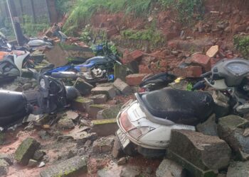 ಮಂಗಳೂರು : ಕುಸಿದುಬಿದ್ದ ತಡೆಗೋಡೆ: ಹಲವು ದ್ವಿಚಕ್ರ ವಾಹನಗಳು ಜಖಂ..!!