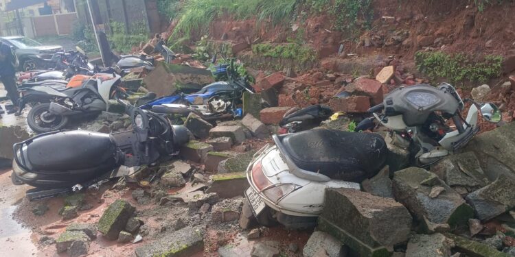 ಮಂಗಳೂರು : ಕುಸಿದುಬಿದ್ದ ತಡೆಗೋಡೆ: ಹಲವು ದ್ವಿಚಕ್ರ ವಾಹನಗಳು ಜಖಂ..!!
