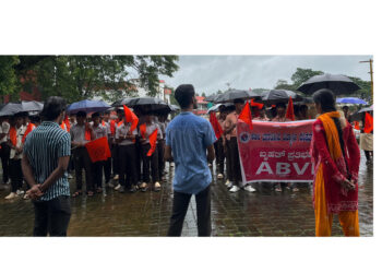 CET ಪರೀಕ್ಷೆಯಲ್ಲಾದ ತಾಂತ್ರಿಕ ಗೊಂದಲ ಮತ್ತು ಎಂಟ್ರಿ ಫೀಸ್ ಹೇರಿಕೆ ವಿರೋಧಿಸಿ ABVP ಪುತ್ತೂರು ನಗರ ದ ವತಿಯಿಂದ ಪ್ರತಿಭಟನೆ…!