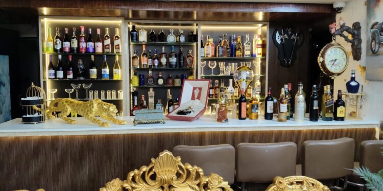 ಮಂಗಳೂರು : ಬೆಡ್ ರೂಮ್​​ ಕಬೋರ್ಡ್ ಒಳಗೆ ಹಿಡನ್ ಡೋರ್ : ಒಳಗೆ ಐಶಾರಾಮಿ ರೂಮ್ : ಕೋಟ್ಯಾಂತರ ರೂ. ವಂಚಿಸಿದ್ದ ಆರೋಪಿ ಅರೆಸ್ಟ್..!!!