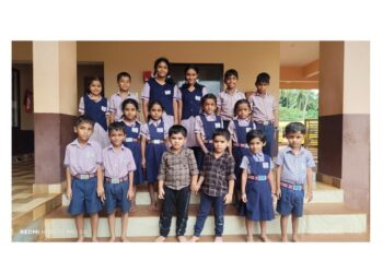 ಪುತ್ತೂರು : ಶಾಲಾ ವಠಾರದಲ್ಲಿ ಓಡಾಡಿದರೆ ತತ್ ಕ್ಷಣ ನಿಮ್ಮ ಕಣ್ಣಿಗೆ ಆಗಾಗ ಒಬ್ಬರಂತೆಯೇ ಇರುವ ಇನ್ನೊಬ್ಬ ಮಕ್ಕಳು ಕಂಡರೆ ಅಚ್ಚರಿಪಡಬೇಡಿ. ಯಾಕೆಂದರೆ, ಈ ಶಾಲೆಯಲ್ಲಿ ಒಂದಲ್ಲ, ಎರಡಲ್ಲ ಎಂಟು ಅವಳಿಗಳು ಇದ್ದಾರೆ..!