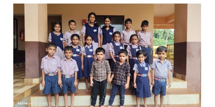 ಪುತ್ತೂರು : ಶಾಲಾ ವಠಾರದಲ್ಲಿ ಓಡಾಡಿದರೆ ತತ್ ಕ್ಷಣ ನಿಮ್ಮ ಕಣ್ಣಿಗೆ ಆಗಾಗ ಒಬ್ಬರಂತೆಯೇ ಇರುವ ಇನ್ನೊಬ್ಬ ಮಕ್ಕಳು ಕಂಡರೆ ಅಚ್ಚರಿಪಡಬೇಡಿ. ಯಾಕೆಂದರೆ, ಈ ಶಾಲೆಯಲ್ಲಿ ಒಂದಲ್ಲ, ಎರಡಲ್ಲ ಎಂಟು ಅವಳಿಗಳು ಇದ್ದಾರೆ..!