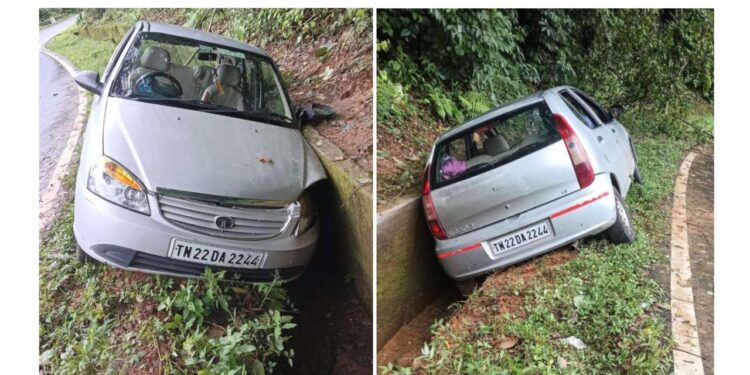 ಚಾಲಕನ ನಿಯಂತ್ರಣ ತಪ್ಪಿ ಚರಂಡಿಗೆ ಬಿದ್ದ ಕಾರು..!!