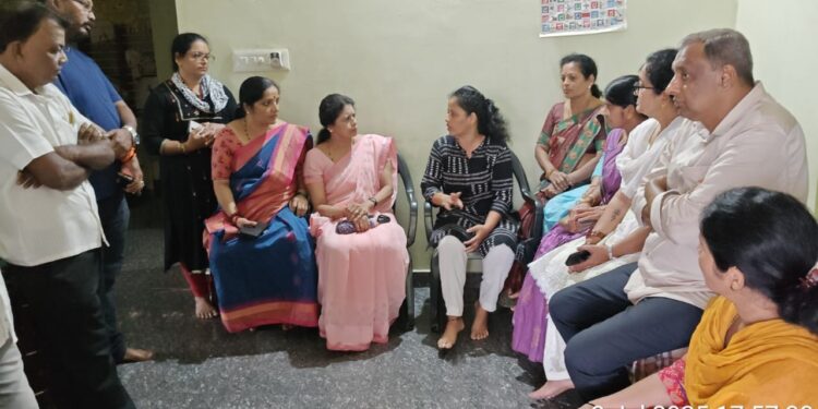 ಪುತ್ತೂರು: ಸಂತ್ರಸ್ತೆ ಯುವತಿಯ ಮನೆಗೆ ಬಿಜೆಪಿ ಮಂಡಲದ ಮಹಿಳಾ ಪದಾಧಿಕಾರಿಗಳು ಭೇಟಿ..!!!