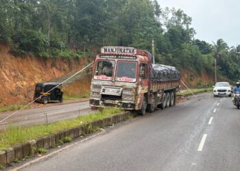 ಕೋಡಿಂಬಾಡಿ: ಡಿವೈಡರ್ ಏರಿದ ಲಾರಿ..!!