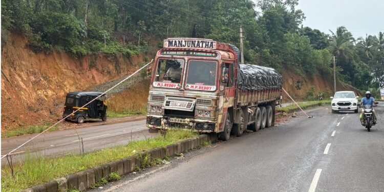 ಕೋಡಿಂಬಾಡಿ: ಡಿವೈಡರ್ ಏರಿದ ಲಾರಿ..!!