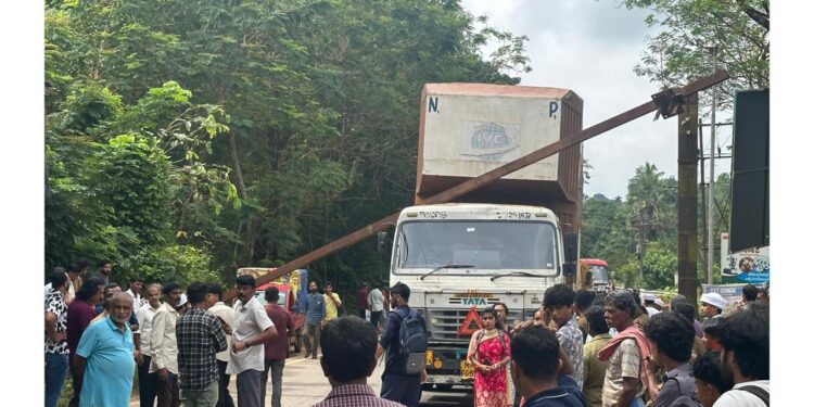 ಮಿತ್ತೂರು : ರೈಲ್ವೇ ಫ್ಲೈ ಓವರ್ ಸಮೀಪ ಸೇಫ್ ಗಾರ್ಡ್ ಗೆ ಕಂಟೈನ‌ರ್ ಡಿಕ್ಕಿ…!!!!